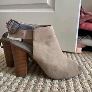 TAHARI tan heels